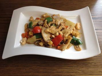 Chicken with Cashew Nuts & Green Peppers