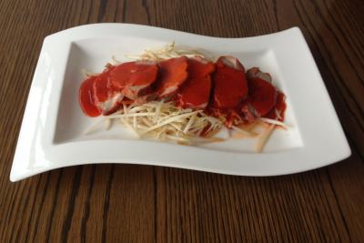 Roast Pork on Beansprouts with Barbecue Sauce